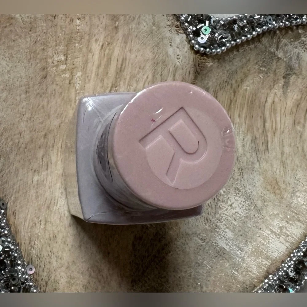 F17NC Skin Silk Serum Foundation -
Revolution - Picture 5 of 7